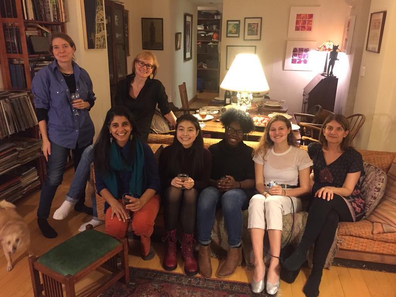 吉娜·吉奥弗里多(左前), 剧作家和前百年学者)和Shayoni Mitra(右前), 利记APP官网戏剧教授)与学者和项目主管共进晚餐.